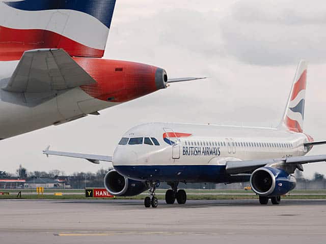 Un véhicule à escalier mobile stationné à côté d’un A320 de British Airways prend feu à Londres Heathrow