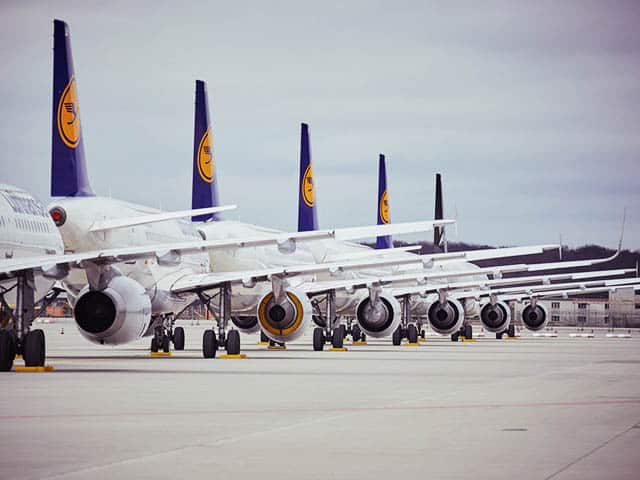 Des militants pour le climat bloquent les pistes de l’aéroport de Francfort